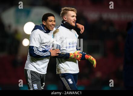 Bristol, Großbritannien. Februar 2020. Torhüter Connal Trueman (rechts) und Jude Bellingham von Birmingham City spielen beim Sky Bet Championship Match zwischen Bristol City und Birmingham City am Ashton Gate, Bristol, England am 7. Februar 2020. Foto von Andy Rowland. Kredit: Prime Media Images/Alamy Live News Stockfoto