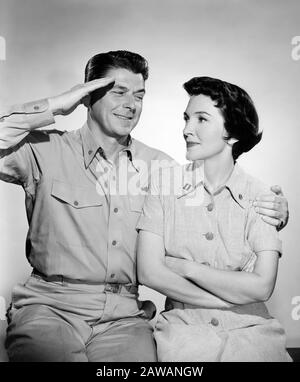 1957 , HOLLYWOOD , USA : Die Edarstellerin und zukünftige First Lady NANCY REAGAN ( Nacy Davis , 1921 - 2016 ) mit Ehemann zukünftiger Präsident der Vereinigten Staaten Stockfoto