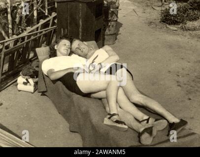 1935 Ca, DEUTSCHLAND: EINE LIEBE zur Zeit DES NATIONALSOZIALISMUS . Ein Paar, das sich in der Sonne umarmt. Unbekannter Phorograph aus einem Familienalbum . - LÄCHELN - SORRISO - AMORE - LIEBE Stockfoto