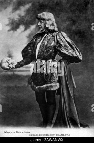 1899 , LONDON , GROSSBRITANNIEN : Die am meisten gefeierte französische Theaterschauspielerin SARAH BERNHARDT (* 1844 in HAMLET; † 1923 in HAMLET von William Shakespeare, portra Stockfoto