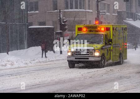 Montreal, KANADA - 7. Februar 2020: Rettungswagen fährt während des Schneesturms auf der Sherbrooke Street Stockfoto