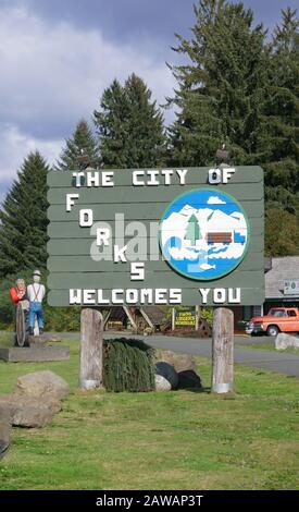 Das Willkommensschild, das in Forks, Washington, USA, einträgt. Stockfoto