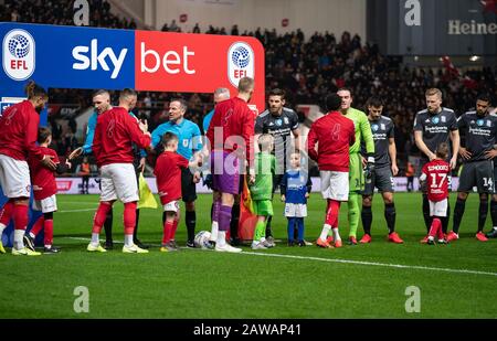 Bristol, Großbritannien. Februar 2020. Birmingham City Maskottchen Bobby Humphries tritt nach einem 3-jährigen Kampf mit einem Hirntumor während des Sky Bet Championship Matches zwischen Bristol City und Birmingham City am Ashton Gate, Bristol, England am 7. Februar 2020 mit Lukas Jutkiewicz von Birmingham City an. Foto von Andy Rowland. Kredit: Prime Media Images/Alamy Live News Stockfoto