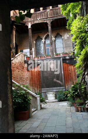 2006 , August , Venedig , Italien : Das MUSEUM PALAZZO FORTUNY ( Palazzo Pesaro degli Orfei ) wurde nach den Restaurants wieder eröffnet. Haus der gefeierten Pai Stockfoto