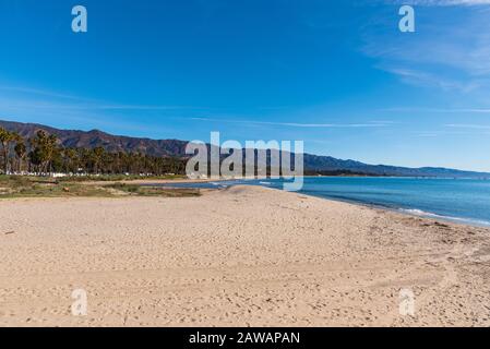 Schöner Blick auf den schönen Strand von Santa Barbara an einem sonnigen Tag. Stockfoto