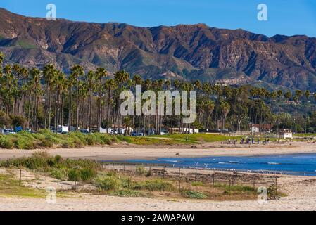 Santa Barbara, Kalifornien - 24. Januar 2019: Eine Gruppe von Menschen malt am Strand von Santa Barbara Stockfoto
