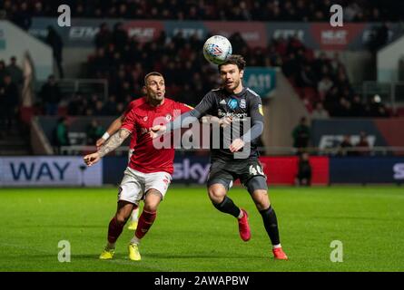 Bristol, Großbritannien. Februar 2020. Jack Hunt of Bristol City & Scott Hogan (auf Leihbasis von Aston Villa) von Birmingham City während des Sky Bet Championship Matches zwischen Bristol City und Birmingham City am Ashton Gate, Bristol, England am 7. Februar 2020. Foto von Andy Rowland. Kredit: Prime Media Images/Alamy Live News Stockfoto
