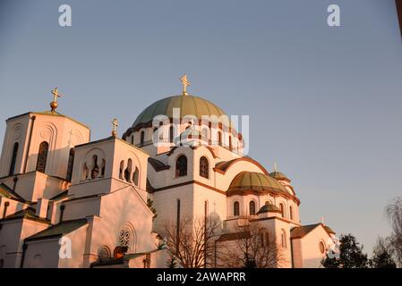 Tempel von St. Sava in Belgrad während des warmen Winteruntergangs im linken unteren Teil und mit negativem Raum im rechten oberen Teil Stockfoto