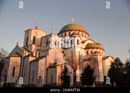 Breiteres Bild des Tempels von St. Sava in der serbischen Hauptstadt Belgrad während des warmen Winteruntergangs in der Mitte des Rahmens Stockfoto