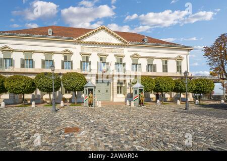 Uniformierte Soldaten bewachen die südöstliche Fassade des Sandor-Palastes in Budapest Ungarn, der offiziellen Residenz des ungarischen präsidenten. Stockfoto