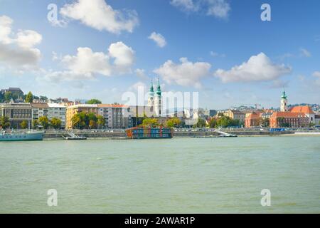 Die St.-Annen-Kirche auf der Buda-Seite der Donau ist von einem Boot an der Donau in Budapest, Ungarn, aus zu sehen Stockfoto