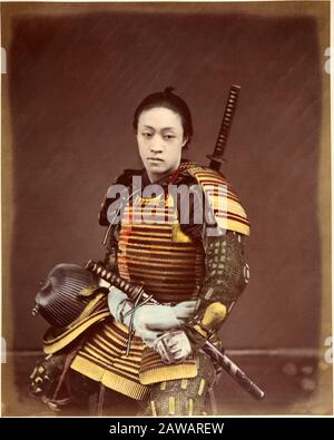 1870 Ca, Japan: Schauspieler, der mit SAMURAI-RÜSTUNG bekleidet war, im japanischen meist Bushi oder Buke genannt, waren der Militäradel des mittelalterlichen und frühen Stockfoto