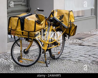 Berlin, DEUTSCHLAND - 4. FEBRUAR 2020: Offizielles Schwarz-Gelb-Fahrrad der Deutschen Post, auf Dem Bürgersteig In Berlin, Deutschland Stockfoto