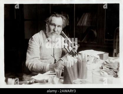 1913 Ca, PARIS, FRANKREICH: Der französisch-ukrainische Professor Doktor Élie Metchnikoff ( geboren Ilya Ilyich Mechnikov, zwischen 1845 und 1916), Foto von M. Rol, Pari Stockfoto