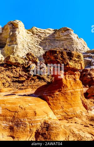 Toadstool Hoodoos vor dem Hintergrund der bunten Sandstein-Berge im Grand Staircase-Escalante Monument in Utah, Unites States Stockfoto