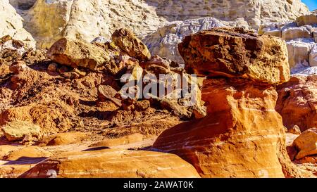 Toadstool Hoodoos vor dem Hintergrund der bunten Sandstein-Berge im Grand Staircase-Escalante Monument in Utah, Unites States Stockfoto