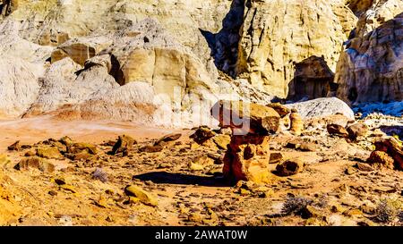 Toadstool Hoodoos vor dem Hintergrund der bunten Sandstein-Berge im Grand Staircase-Escalante Monument in Utah, Unites States Stockfoto