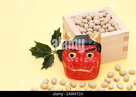 Japanisches traditionelles Setsubun Event, Masken von Oni Daemon und Soybeans werden bei einer jährlichen Veranstaltung verwendet Stockfoto