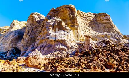 Toadstool Hoodoos vor dem Hintergrund der bunten Sandstein-Berge im Grand Staircase-Escalante Monument in Utah, Unites States Stockfoto