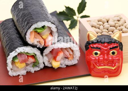 Das traditionelle japanische Setsubun Event, Masken des Oni Daemon und des Homaki Sushi werden bei einer jährlichen Veranstaltung verwendet Stockfoto
