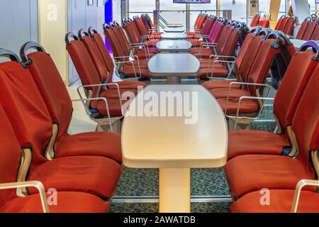 Freie Plätze in der Passagierlounge der Fähre. Seereisen und Transport Stockfoto