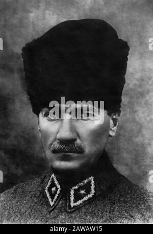 1920 Ca, TÜRKEI: Der türkische Politiker Mustafa Kemal Atatürk (* zwischen 1881 und 1938 ) als Oberster Militärkommandeur, offizieller Portait . Präsident der Re Stockfoto