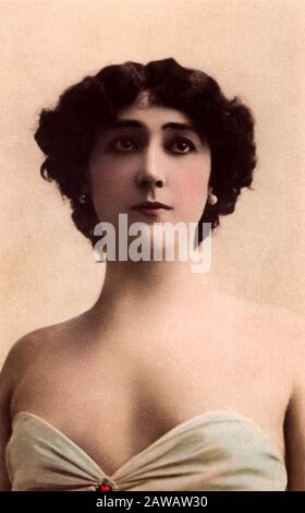 1900 Ca, PARIS, FRANKREICH: Die gefeierte Opernsängerin und Tänzerin, demi-mondaine der pariser Belle Epoque LA BELLE OTERO ( Agustina Otero Iglesias , 1 Stockfoto