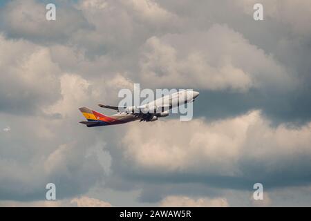 Domodedovo, Russland - 12. Mai 2019: Boeing 747-419 BDSF Typcode: B744 Asiana Cargo Airlines starten am Flughafen Domodedovo, Region Moskau Stockfoto