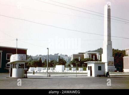 1945 Ca, Rom, ITALIEN: Das FORO DEI MARMI MUSSOLINI Stadium in FORO ITALICO, dem RASTPLATZ der US-ARMEE in Rom. Eintritt des Lagers mit amerikanischem mil Stockfoto