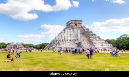 Panorama der alten Maya-Stadt Chichen Itza in Mexiko mit nicht erkennbaren Touristen rund um den Tempel der Kukulkan-Pyramide. Der jahrhundertealte rui Stockfoto