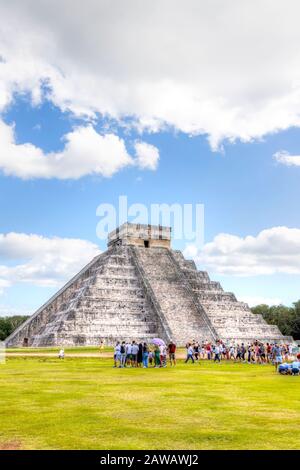 Nicht erkennbare Touristen im Tempel der Kukulkan-Pyramide in Chichen Itza, einer der größten Städte der alten Maya, die von Archäologen in Yuca entdeckt wurden Stockfoto