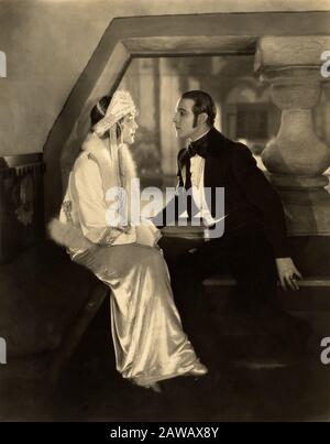 1925, USA: Der italienische Stummfilmschauspieler RUDOLPH VALENTINO (* um die Zeit von 1898 bis 1991 in VILMA Bánky (* um die L'AQUILA NERA) von Cl Stockfoto