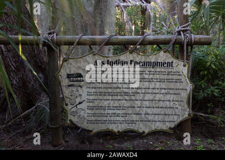 Ein Schild am Eingang zum Yays Indian Encampment entlang des Nature Trail im Florida Oceanographic Coastal Center in Stuart, Florida, USA. Stockfoto