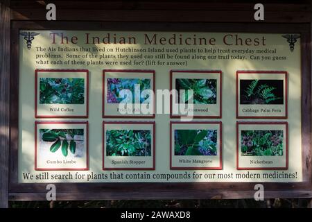 Ein interaktives Informationsschild entlang des Nature Trail im Florida Oceanographic Coastal Center in Stuart, Florida, USA. Stockfoto