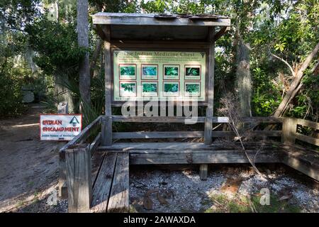 Ein interaktives Informationsschild entlang des Nature Trail im Florida Oceanographic Coastal Center in Stuart, Florida, USA. Stockfoto