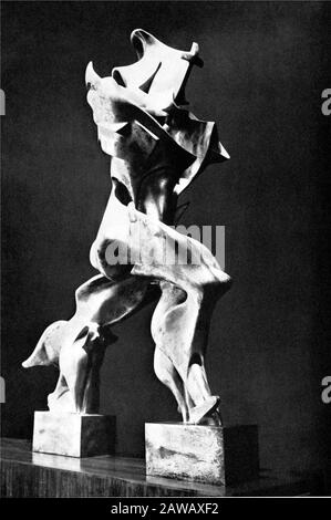 1913, ITALIEN: Die Bronzestatue ' Einzigartige Formen Der Kontinuität im All ( Continuità di forme nello spazio) ' des italienischen futuristischen Avantgarde-Künstlers Pai Stockfoto