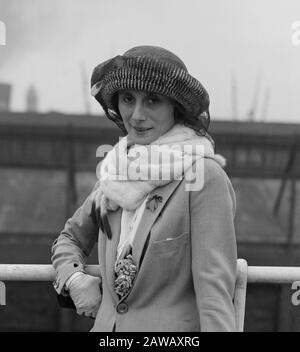 1922, New York, USA: Die gefeierte russische Tänzerin ANNA PAVLOVA ( Pavlovna, 1881 - 1931 ) auf der IN Großbritannien gerichteten MARINE DES LEVIATHAN-KREUZERS. Stockfoto