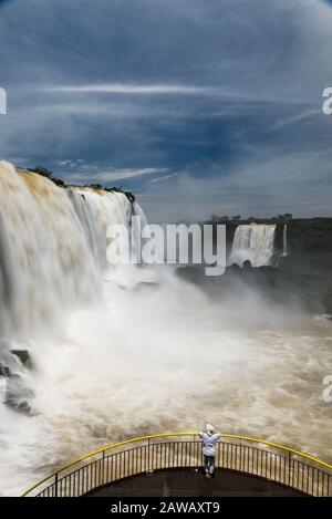 Schönes Langzeitbild von Touristen, die die Iguzu Wasserfälle, Brasilien, betrachten. Stockfoto