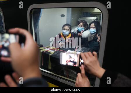 Peking, China. Januar 2020. Gesundheitsangestellte eines 50-köpfigen medizinischen Teams posieren für Fotos, bevor sie am Bahnhof Shanghai South aus dem Osten Chinas Shanghai, 27. Januar 2020, nach Wuhan auffahren. Credit: Ding Ting/Xinhua/Alamy Live News Stockfoto