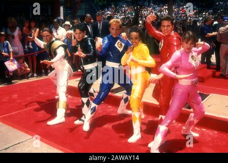 Hollywood, Kalifornien, USA 22. Juni 1995 (L-R) Schauspieler Jason David Frank, Johnny Yong Bosch, David Yost, Karan Ashley, Steve Cardenas und Amy Jo Johnson nehmen an Der Mighty Morphin Power Rangers Hand- und Footprint-Zeremonie am 22. Juni 1995 im Mann's Chinese Theatre in Hollywood, Kalifornien, USA, teilzunehmen. Foto von Barry King/Alamy Stock Photo Stockfoto