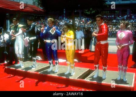 Hollywood, Kalifornien, USA 22. Juni 1995 (L-R) Schauspieler Jason David Frank, Johnny Yong Bosch, David Yost, Karan Ashley, Steve Cardenas und Amy Jo Johnson nehmen an Der Mighty Morphin Power Rangers Hand- und Footprint-Zeremonie am 22. Juni 1995 im Mann's Chinese Theatre in Hollywood, Kalifornien, USA, teilzunehmen. Foto von Barry King/Alamy Stock Photo Stockfoto