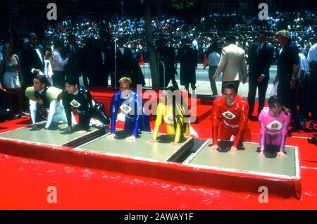 Hollywood, Kalifornien, USA 22. Juni 1995 (L-R) Schauspieler Jason David Frank, Johnny Yong Bosch, David Yost, Karan Ashley, Steve Cardenas und Amy Jo Johnson nehmen an Der Mighty Morphin Power Rangers Hand- und Footprint-Zeremonie am 22. Juni 1995 im Mann's Chinese Theatre in Hollywood, Kalifornien, USA, teilzunehmen. Foto von Barry King/Alamy Stock Photo Stockfoto