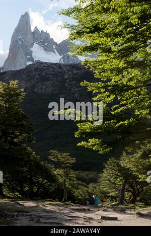 Bild eines Paares in Patagonien, das die Morgendämmerung bei Fitz Roy beobachtet Stockfoto