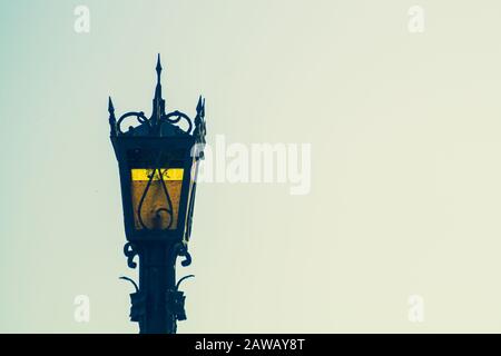 Alte Straßenlampe gegen den Himmel. Retro-Laterne. Kopierraum Stockfoto