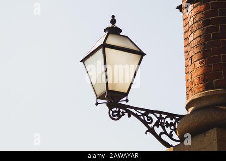 Alte Straßenlampe gegen den Himmel. Retro-Laterne. Kopierraum Stockfoto