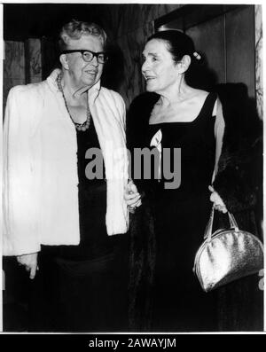 1962, USA: Die ehemalige First-Lady ELEANOR ROOSEVELT (* um die Frau FANNIE HURST (* um 1882-1968 in London). Fannie Hurst war ein prominenter und Stockfoto