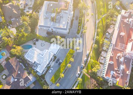 Blick auf die Umgebung von Beverly Hills: Sunset Boulevard, North Beverly Drive und Rodeo Drive, umgeben von Palmen in Los Angeles, Kalifornien Stockfoto