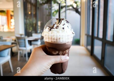 Eisschokolade oder Eiskakao mit Schlagsahne Stockfoto