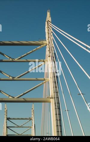 Detail eines abstrakten Hintergrunds der Brücke. Ansicht auf dem industriellen Hintergrund des Brückenkeils Stockfoto