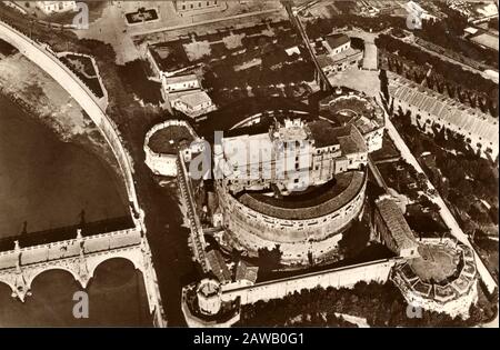 1920 ca. , ROMA , ITALIEN : DIE ENGELSBURG (Mole Adrianea o di Adriano) und Ponte Sant'Angelo auf TEVERE aus der Luft. - ROM - ITALIEN Stockfoto